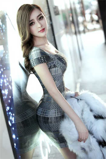 爸爸搂着离婚女儿睡觉