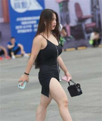 被两个外国人前后夹击
