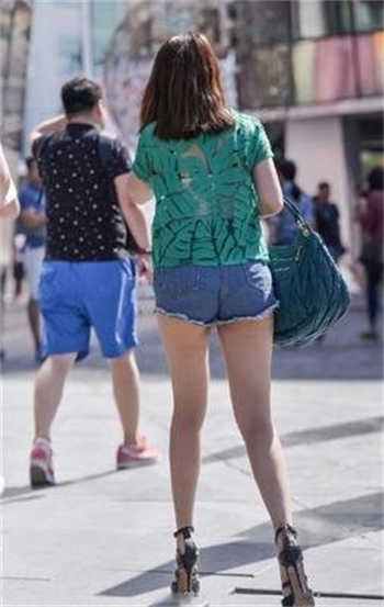 车每颠一下就进入得更深