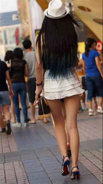 街拍三角鼓包