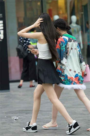 sw公园推婴儿车番