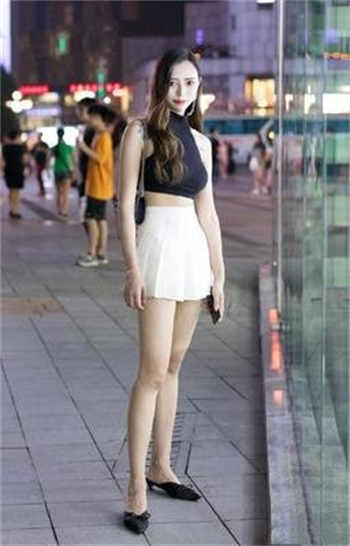 房产中介陪女客户看房
