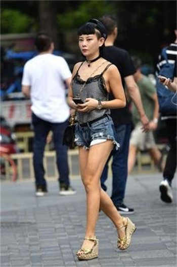 舞会碰见妈妈戴蝴蝶面具